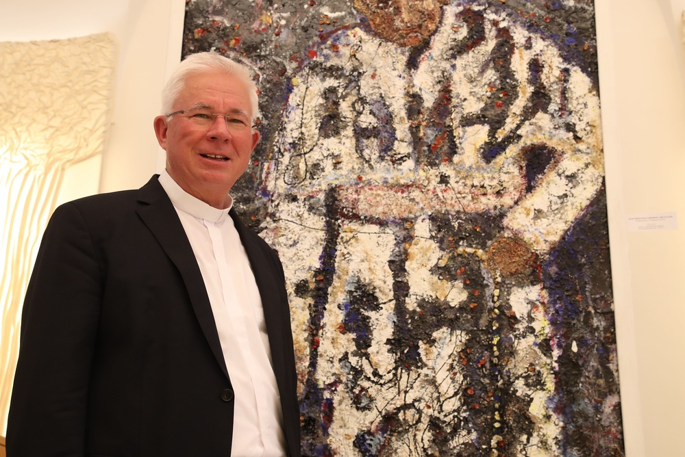 www.neumayr.cc, Franz Neumayr Medienempfang Erzdiözese SalzburgFoto: Franz Neumayr 17.5.2017Im Bild Erzbischof Franz Lackner vor einem Gemälde von Papst Johannes Paul II