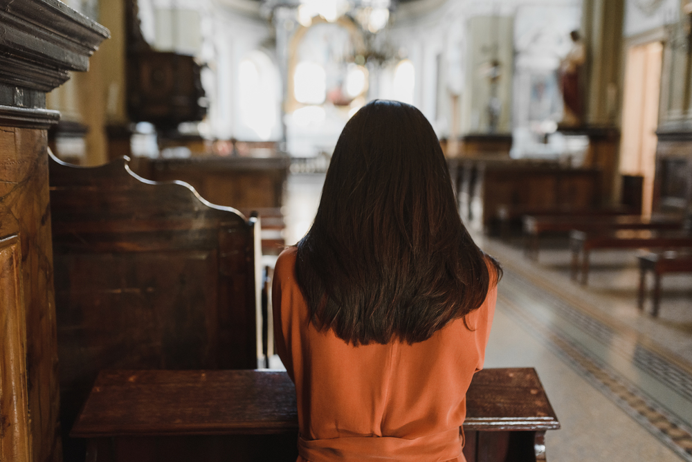 Frau in einer Kirche / pexels.com Frau in einer Kirche