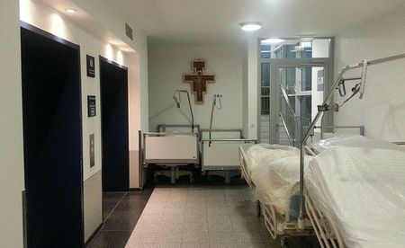 Spitalsbetten mit Kreuz im Hintergrund / pixabay.com / CC0 Public Domain Zusammenlegung der Standorte Graz und Eggenburg bringt Um- und Ausbau um 52,9 Millionen Euro - Spatenstich zu Jahresmitte, Spitalsbetrieb geht weiter