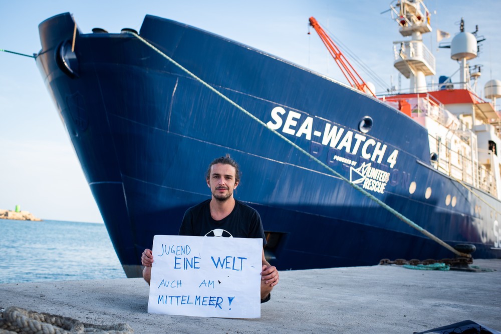 Jakob Frühmann vor der 'Sea Watch 4' / Sea-Watch / Chris Grodotzki