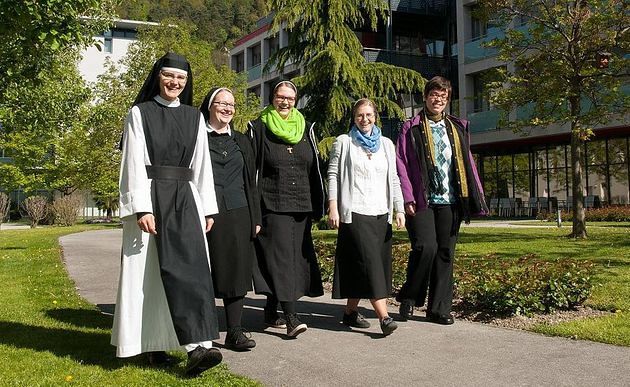 Junge Ordensfrauen / Reinhold Sigl