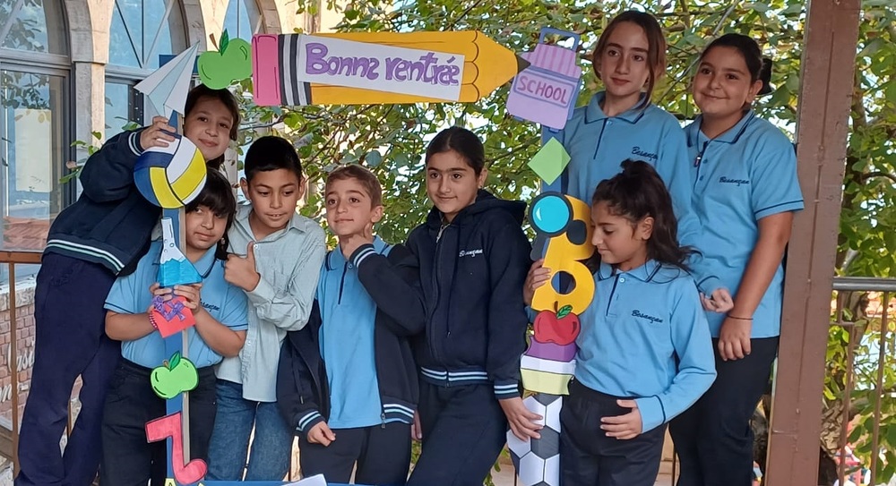 Schulkinder / ICO Weltweit besuchen 62 Mio. Kinder eine katholische Schule