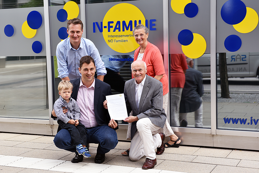 IV-Vorsitzender Josef Grubner mit Vertretern des Freiheitlichen Familienverbandes und der Kinderfreunde – sie präsentieren den Forderungskatalog an die Politik / Diözese St. Pölten