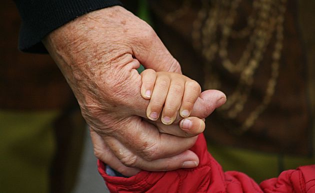 Alte und junge Hand / Angelina S./pixelio.de