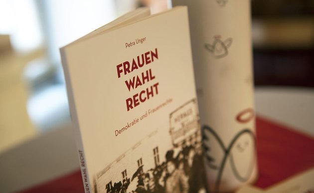 Broschüre 'Frauen Wahl Recht' / www.stefanknittel.at/ St. Nikolausstiftung