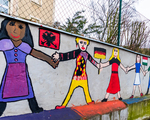 Malereien auf einer Schule / Erwin Wodicka - wodicka@aon.at, Erwin Wodicka Auf der Mauer einer Schule haben Kinder Sch