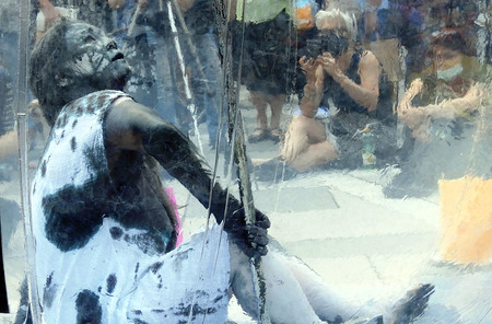 Performance zum Hiroshima-Tag am Wiener Stephansplatz