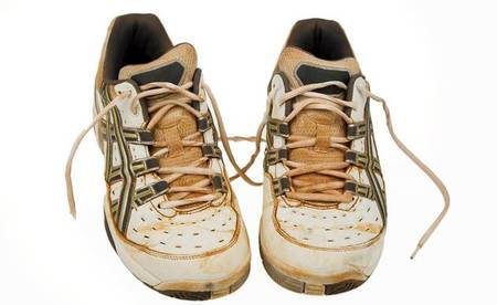 alte Tennisschuhe / Erwin Wodicka Alte Tennisschuhe von einem Sandplatz. Gebrauchte Sportschuhe.