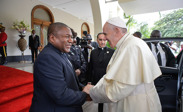 Filipe Nyusi und Papst Franziskus / Copyright 2019, KNA GmbH, www.kna.de, All Rights Reserved, Vatican Media Filipe Nyusi, Staatspräsident von Mosambik, begrüßt Papst Franziskus in seinem Amtssitz in Maputo am 5. September 2019.