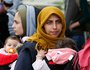 Flüchtlinge in Transitlager / © 2015 KNA, www.kna-bild.de - Nutzungsrechte vorbehalten., Paul Haring/CNS photo Flüchtlinge am 19. Oktober 2015 im Transitlager nahe dem griechischen Idomeni an der mazedonischen Grenze. Bild: Frauen mit Kindern.