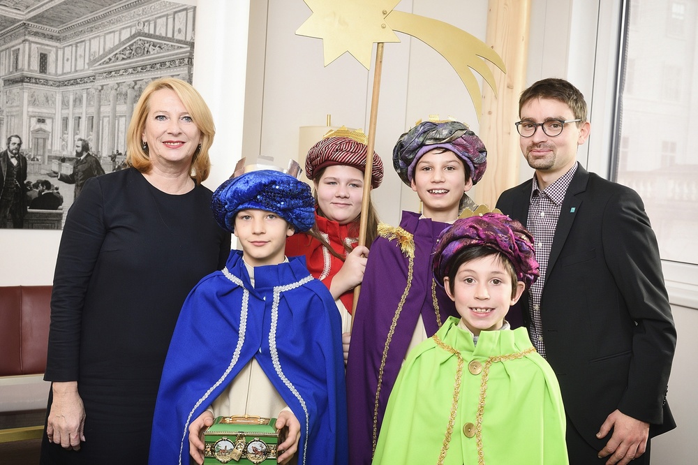 Besuch der Sternsinger bei der Zweiten Pr?sidentin des Nationalrates / Parlamentsdirektion/Johannes Zinner Zweite Nationalratspr?sidentin Doris Bures (S) mit den Sternsingern, rechts im Bild der Gesch?ftsf?hrer der Dreik?nigsaktion Jakob Wieser