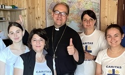 Bischof Glettler mit Mitarbeiterinnen eines pfarrlichen Sozialzentrums der Caritas Ukraine in der Nähe von Lviv