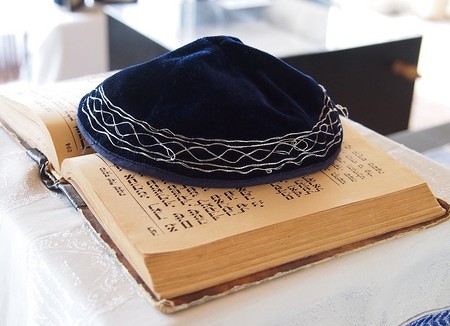 Jüdische Kippa auf einer Thora