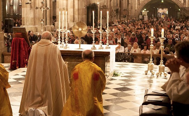 Eucharistische Anbetung im Stephansdom / friedensgebet.at